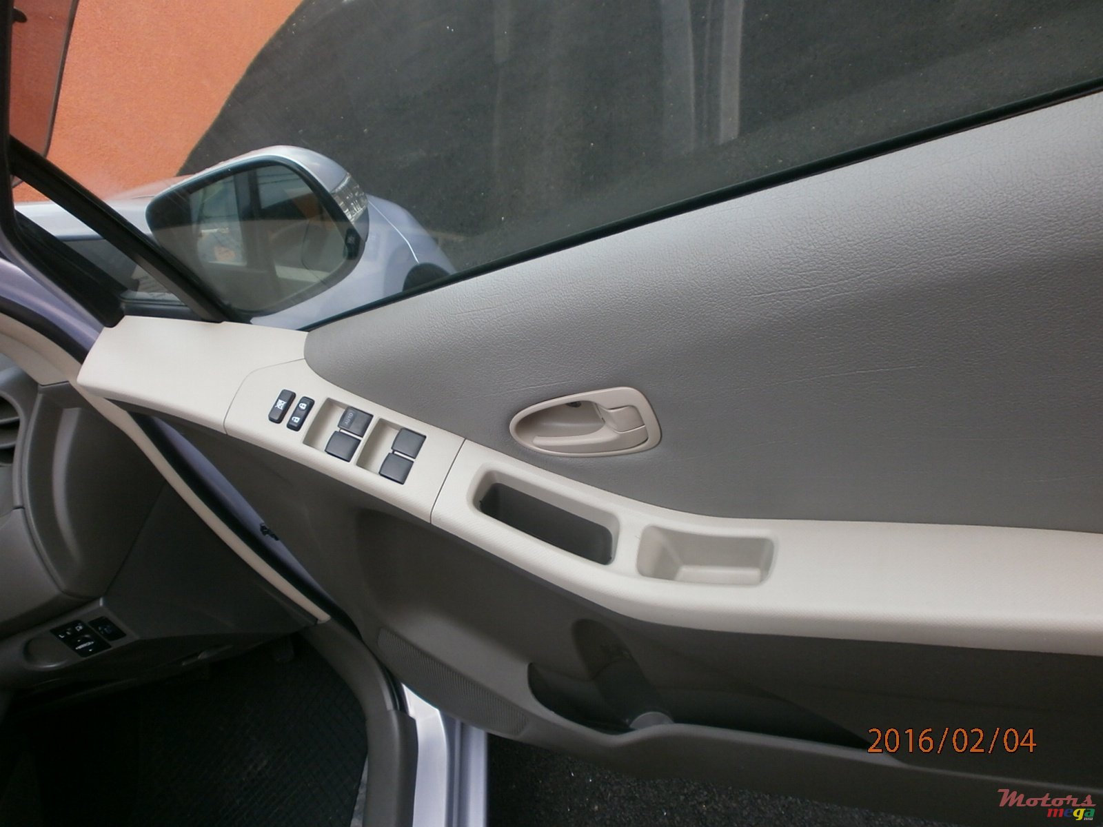 2009' Toyota Vitz photo #3