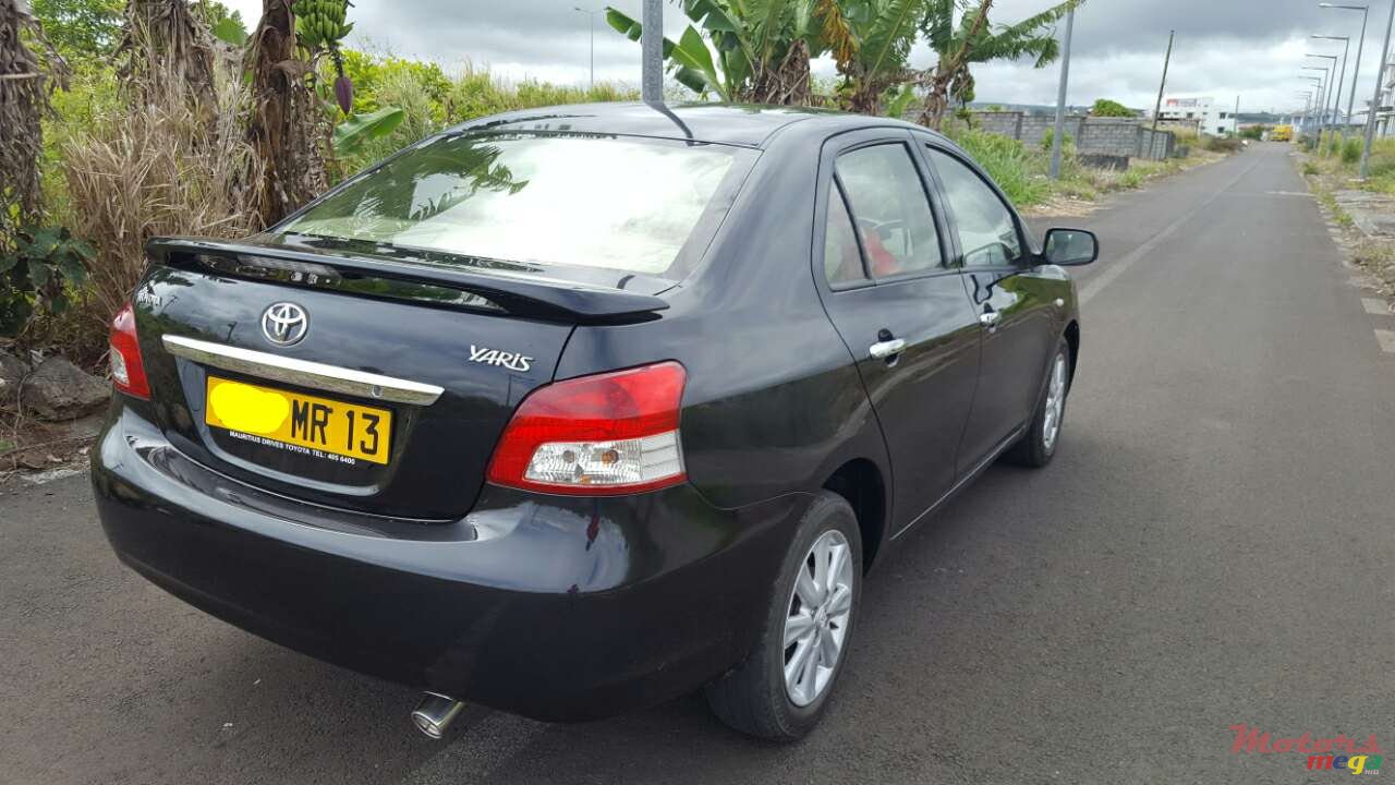 2013' Toyota Yaris photo #2