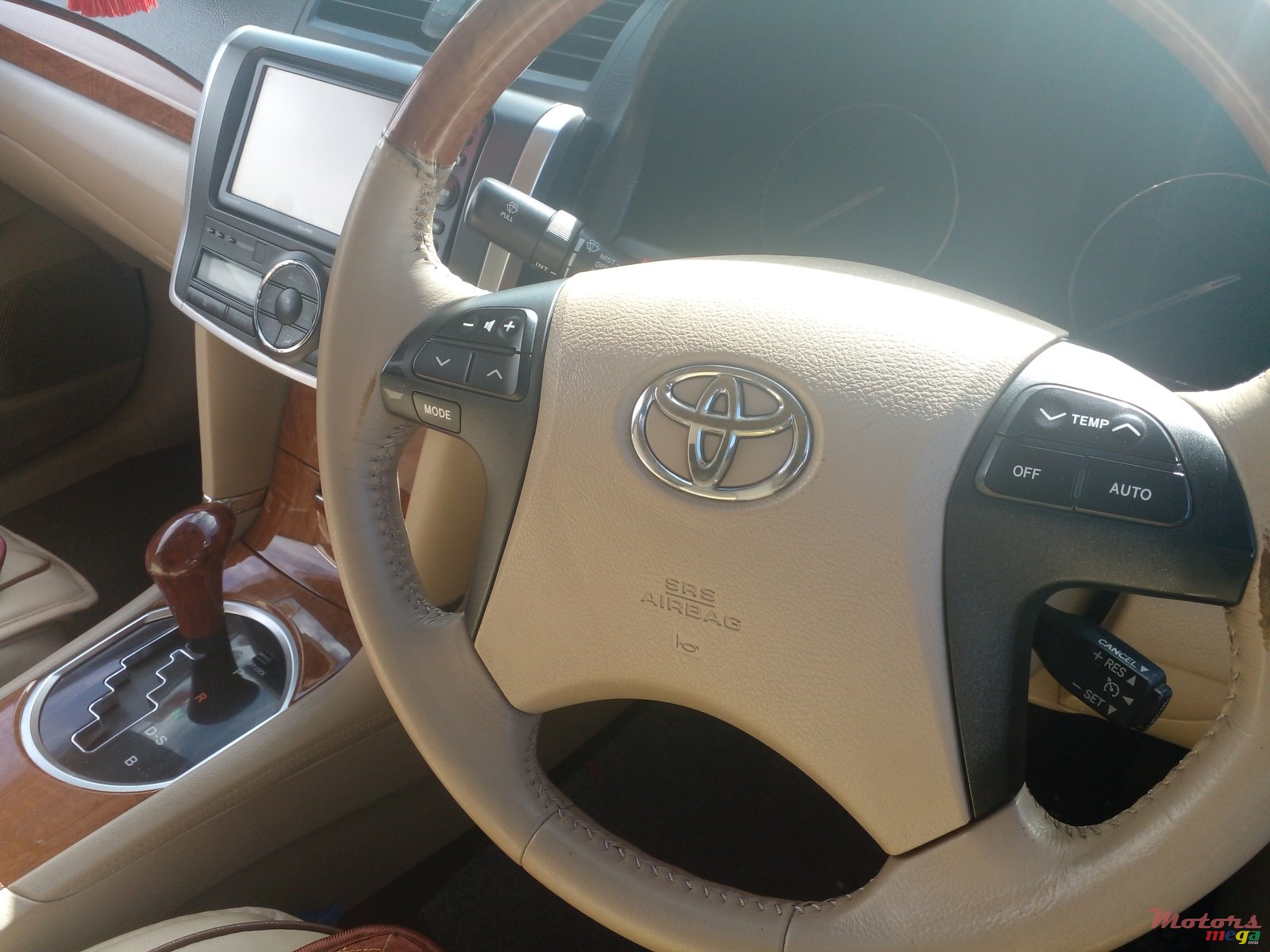 2013' Toyota Premio photo #1