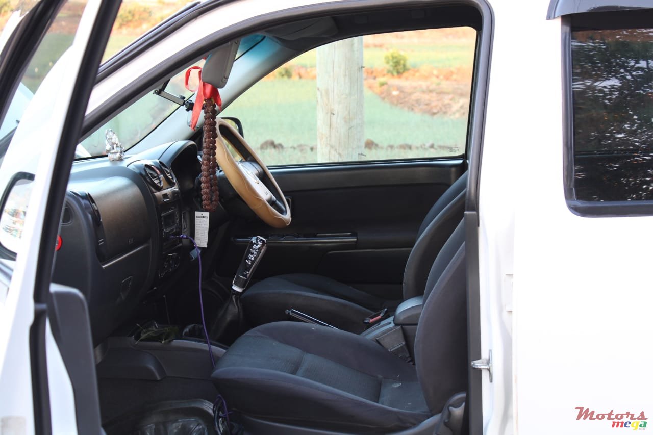 2010' Isuzu photo #6