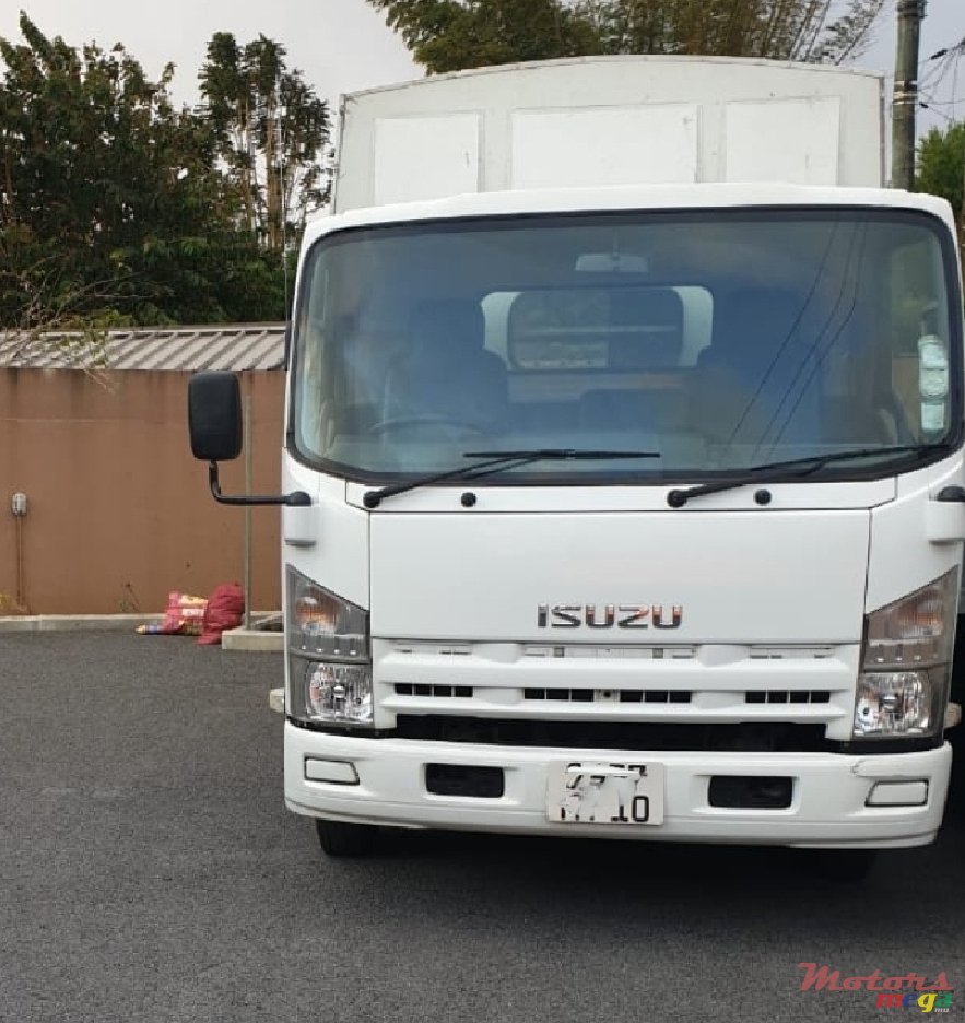2010' Isuzu Truck photo #2