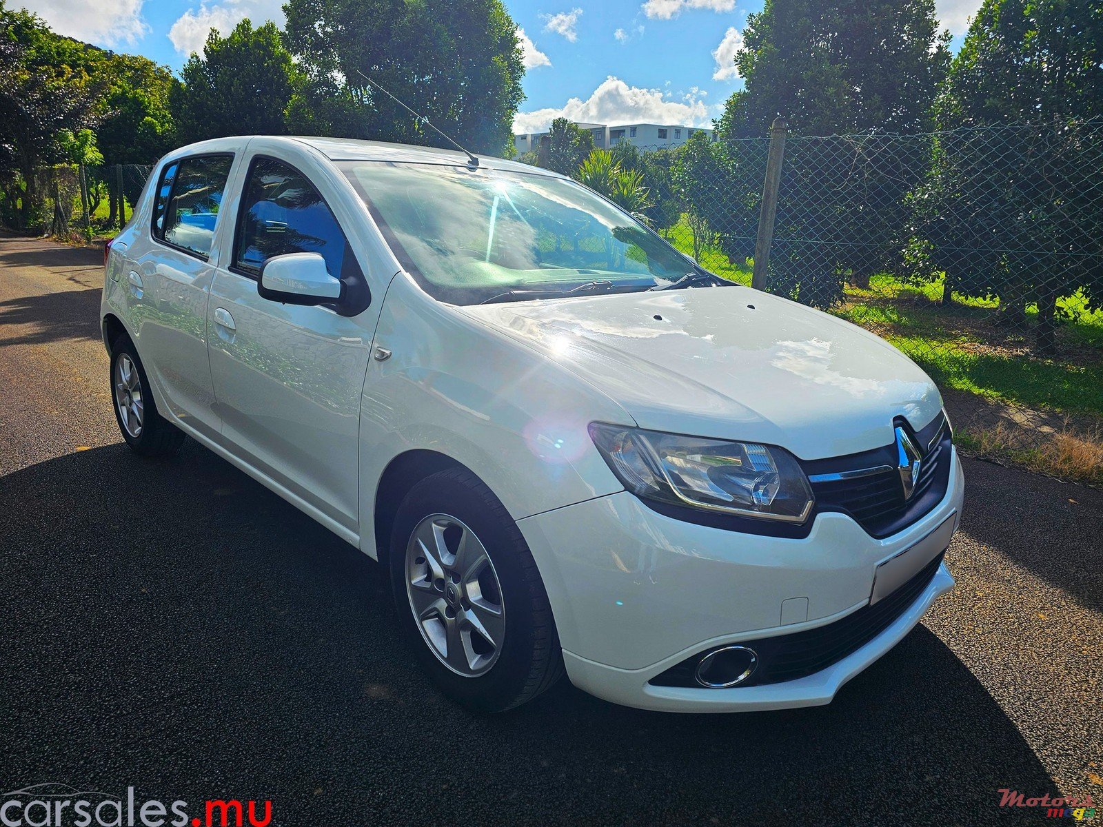 2016' Renault Sandero StepWay 0.9 Turbo photo #2