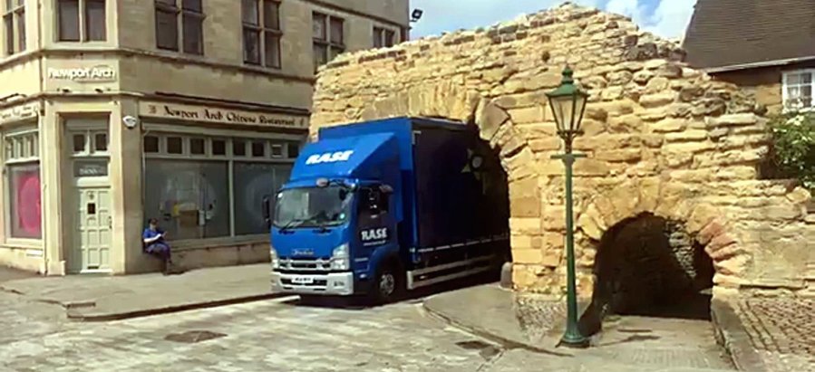 Isuzu Truck Gets Wedged In Britain's Oldest Roman Arch