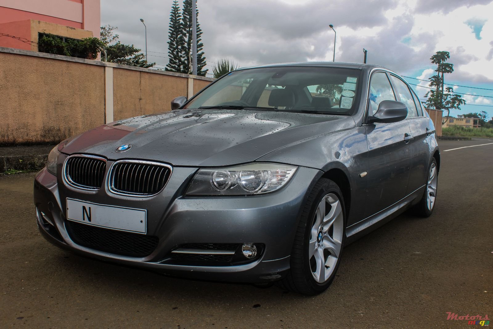 2011' BMW 320 photo #1