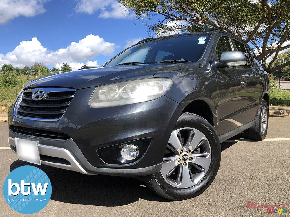 2012' Hyundai Santa Fe photo #2