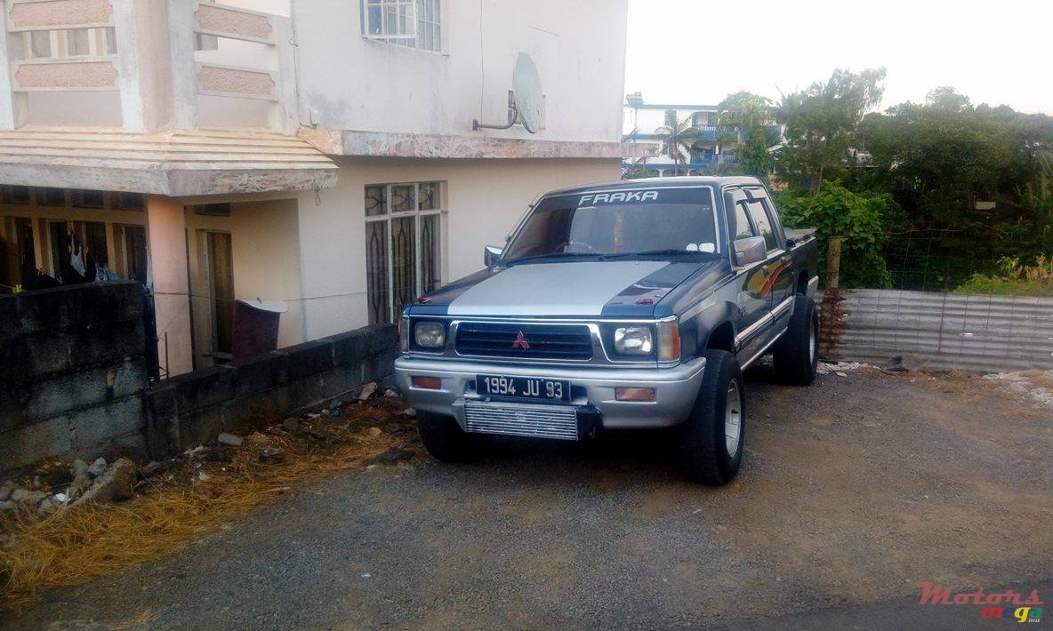 1993' Mitsubishi Truck photo #1
