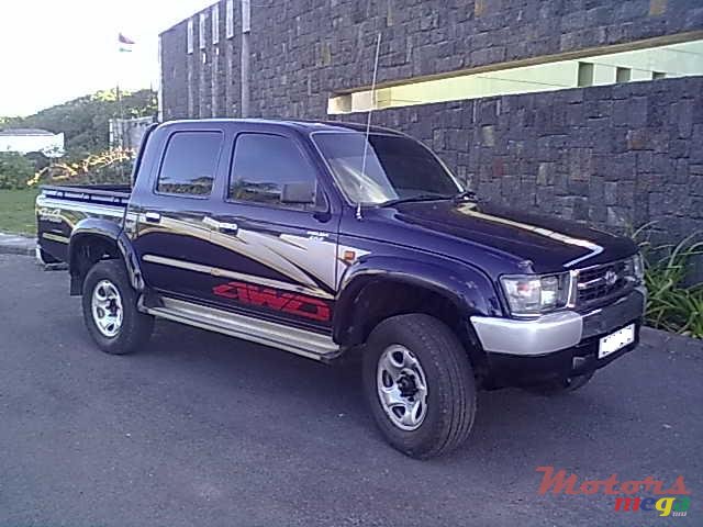 2001' Toyota  4X4 HILUX photo #1