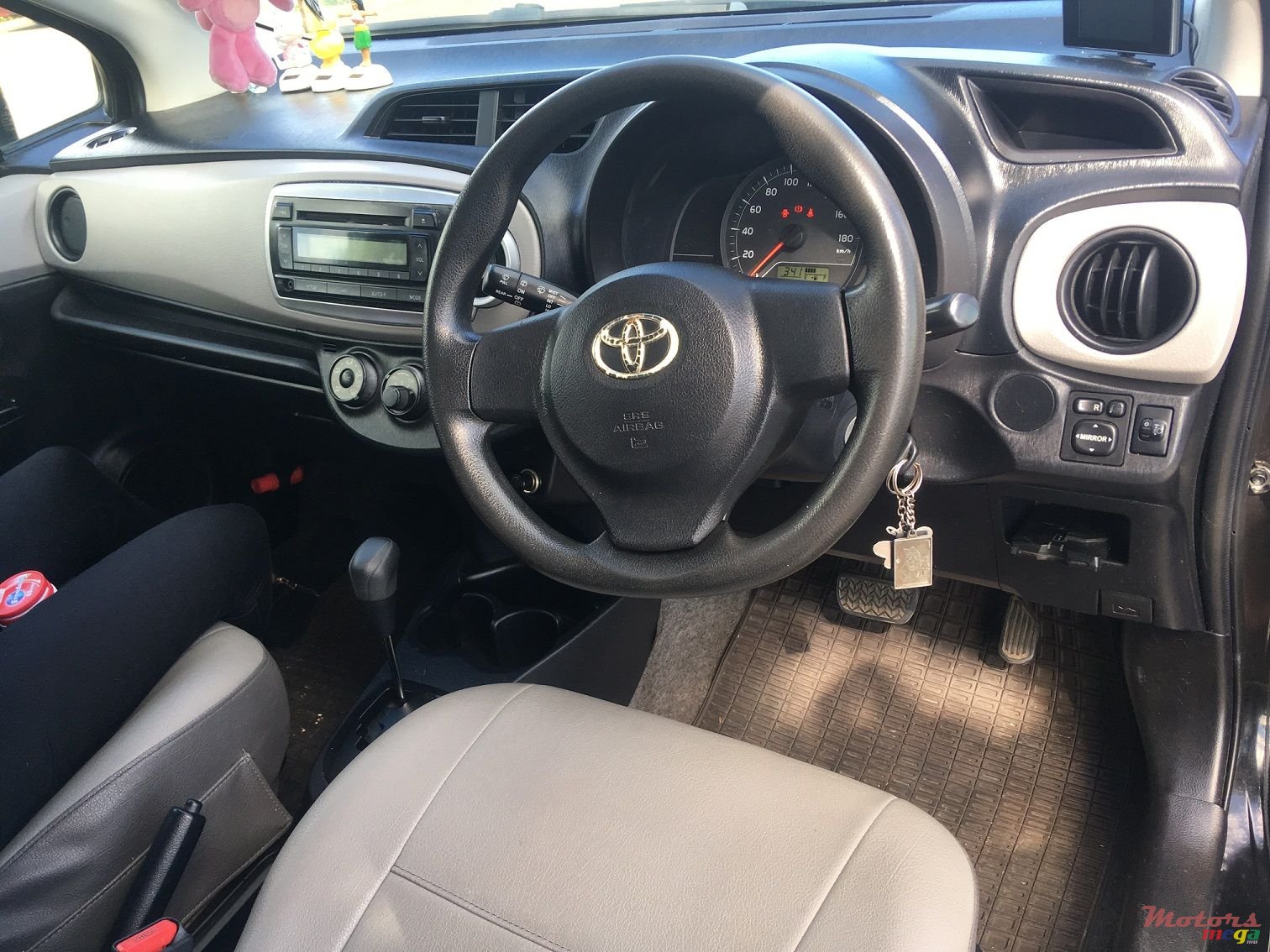 2012' Toyota Vitz photo #5