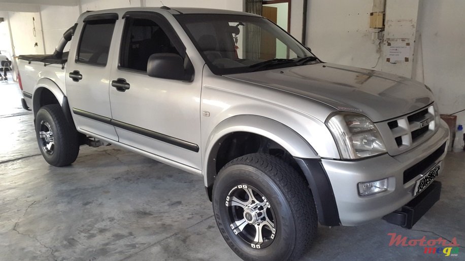 2004' Isuzu KB Series LS photo #2