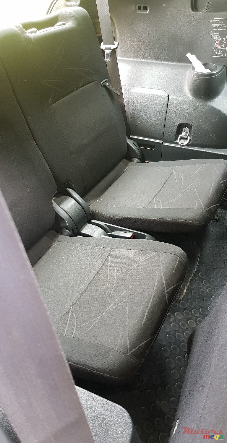 2011' Toyota photo #5