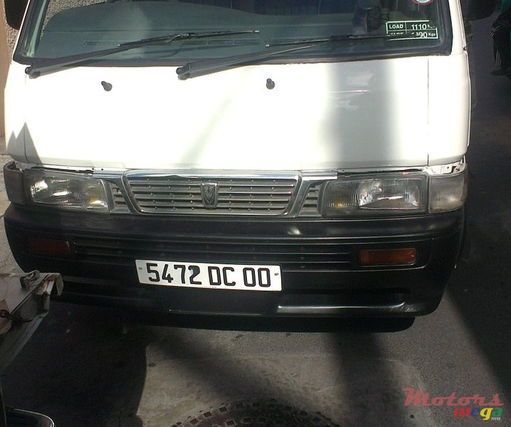 2000' Nissan Urvan photo #2