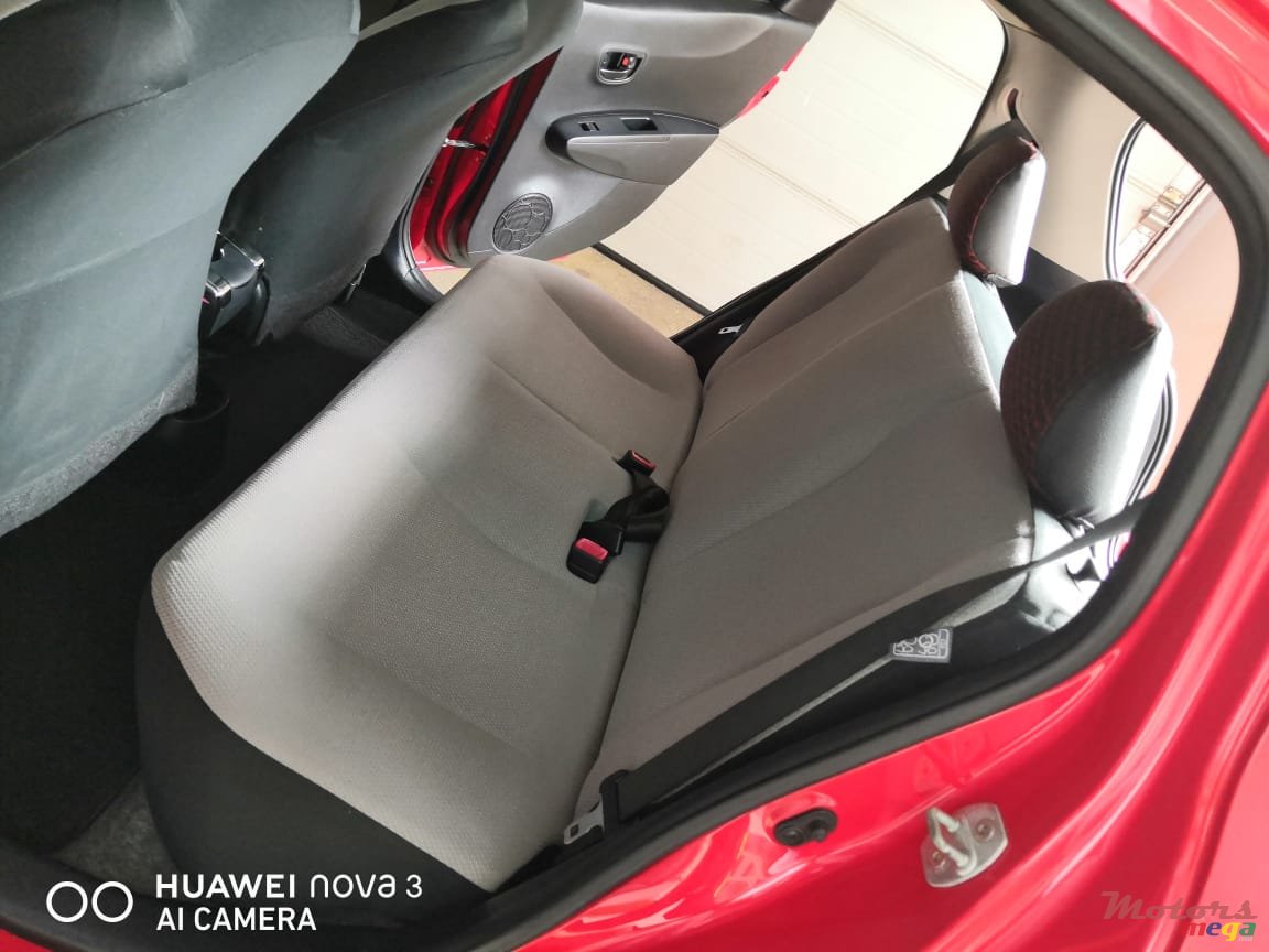 2011' Toyota Vitz 1.0 L photo #2