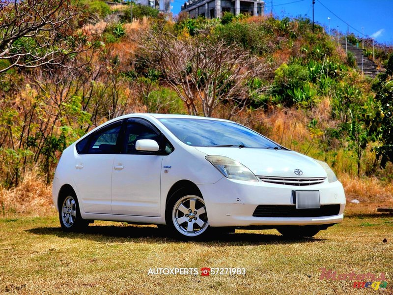 2012' Toyota Prius photo #2