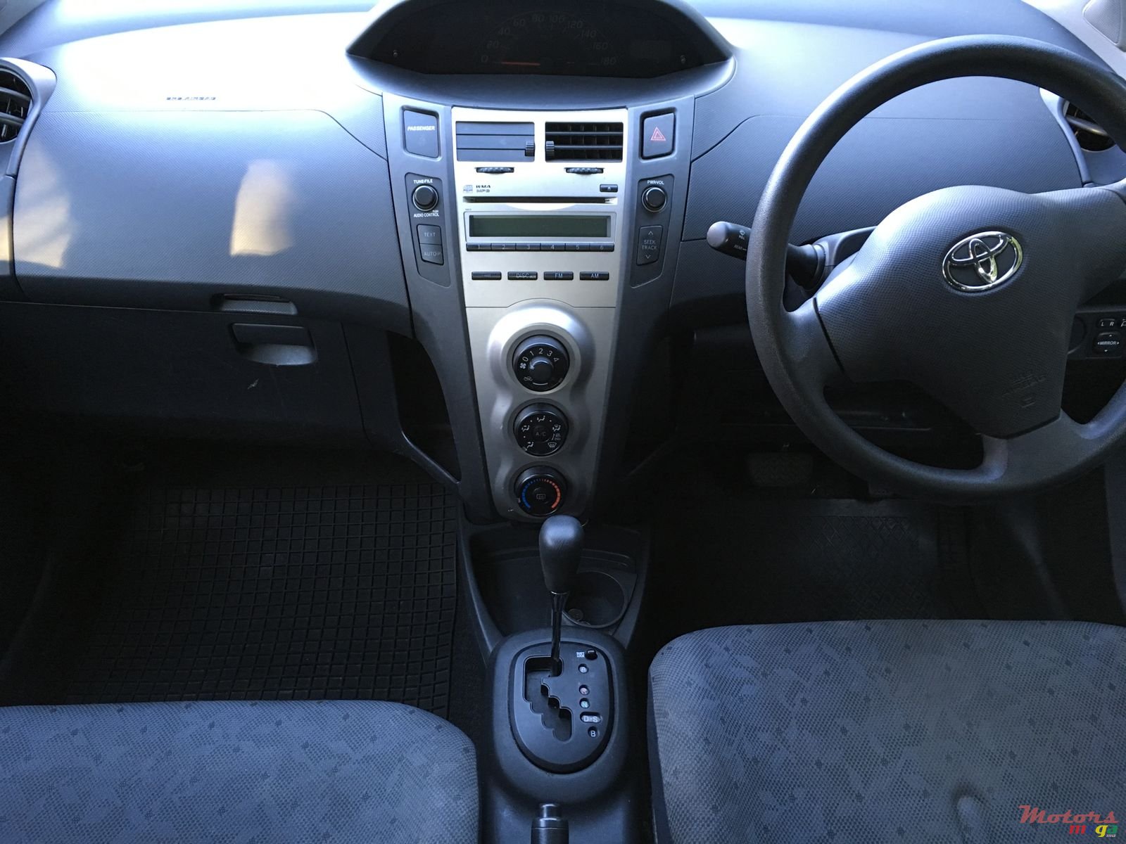 2011' Toyota Vitz photo #3