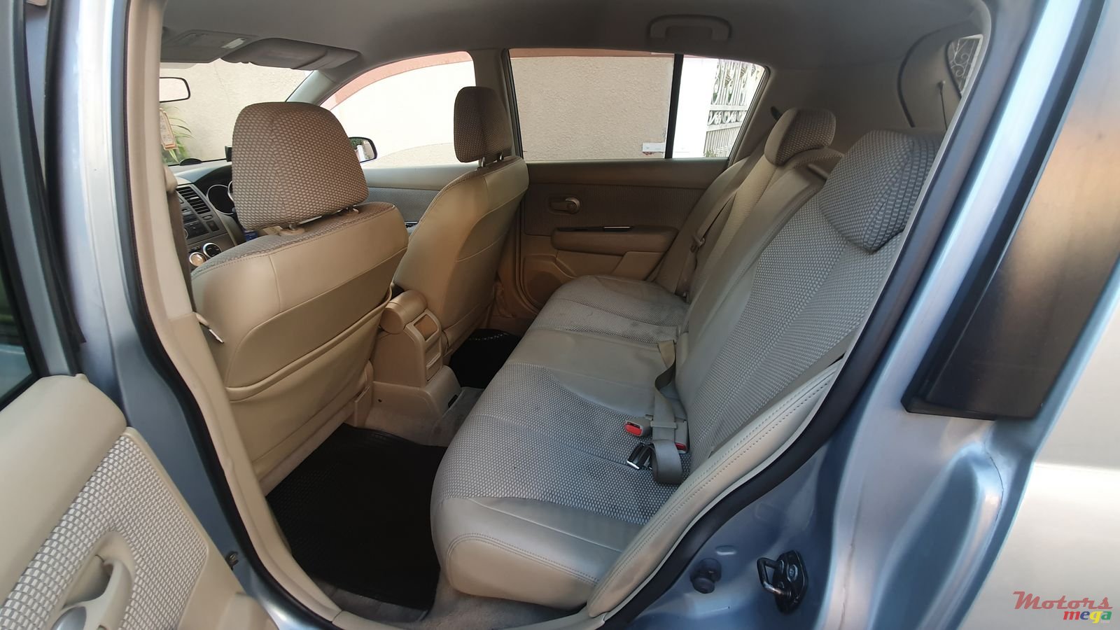 2005' Nissan Tiida photo #1