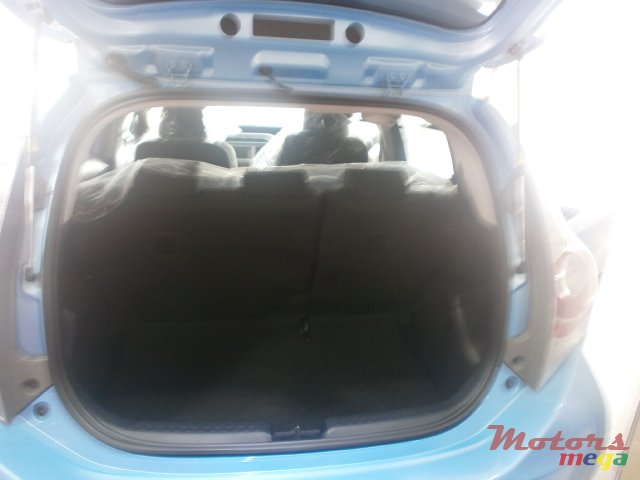 2013' Toyota Prius Aqua photo #3