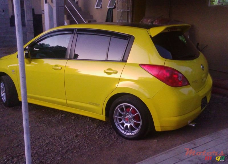 2005' Nissan nissan tiida hatchback photo #2