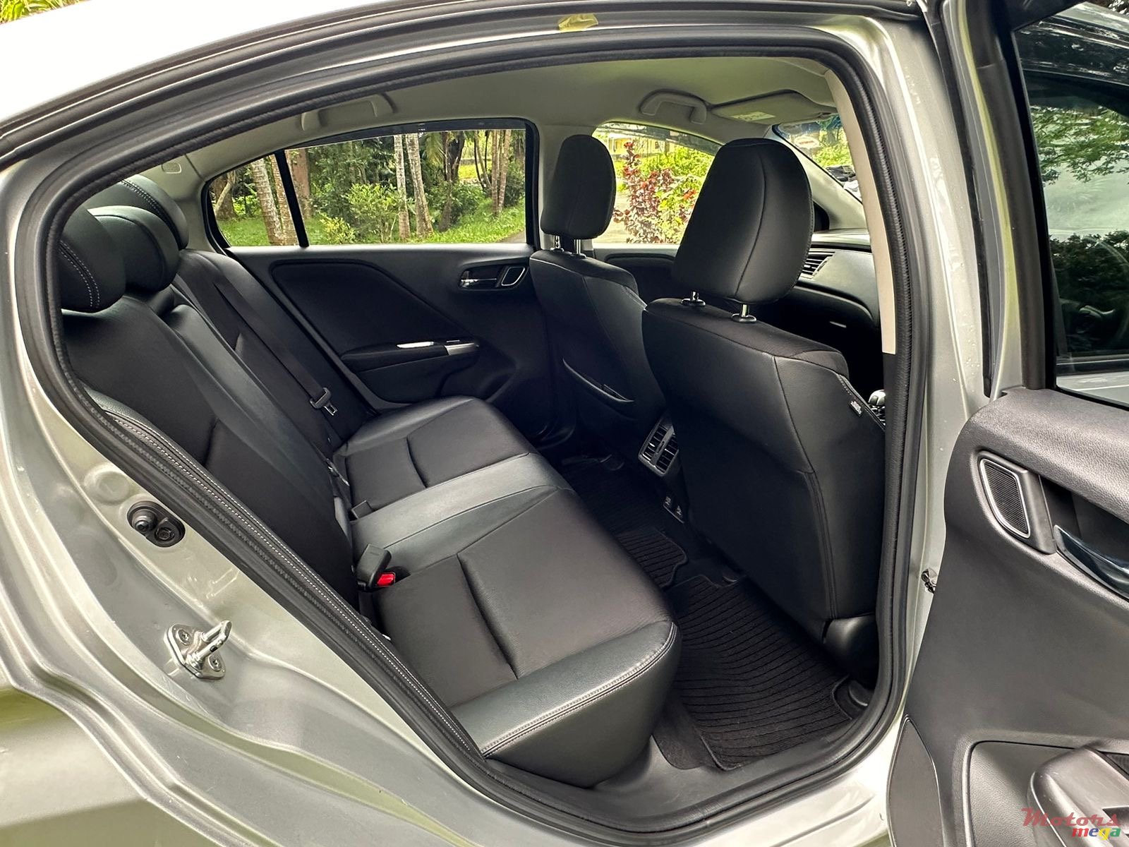 2016' Honda Grace photo #7