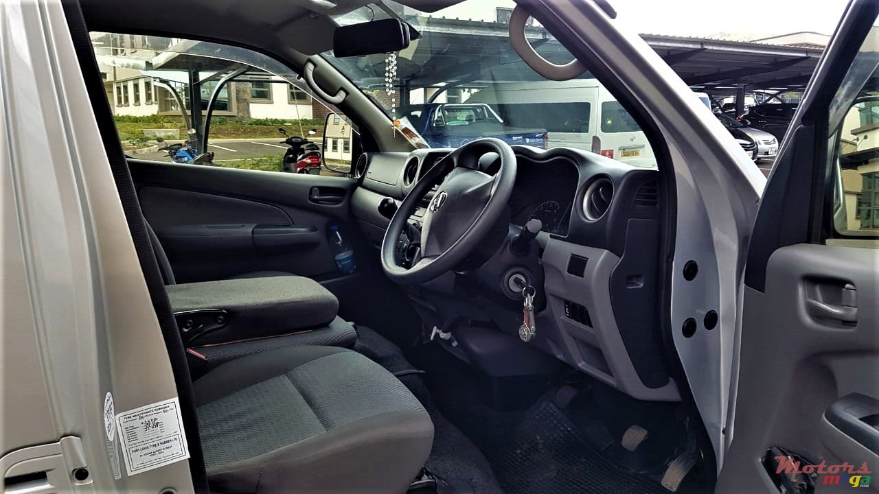 2017' Nissan Urvan photo #6