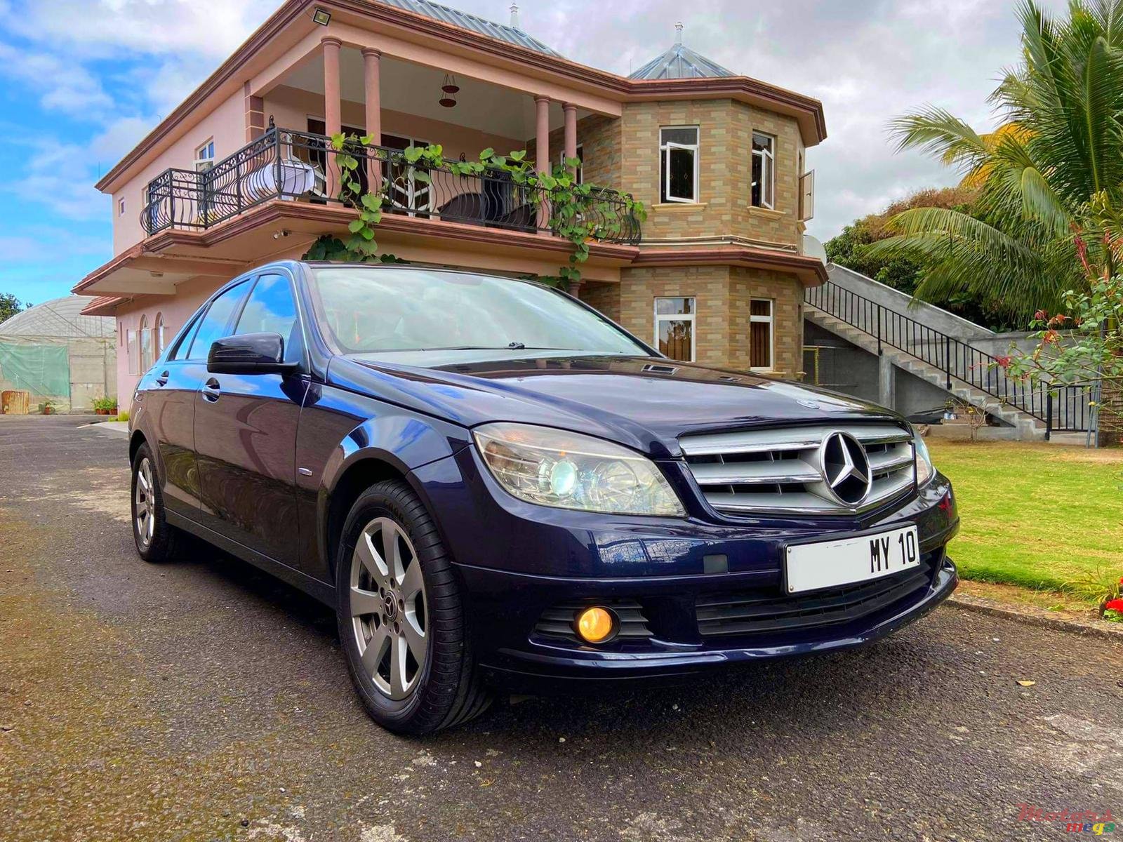 2010' Mercedes-Benz C-Class photo #2