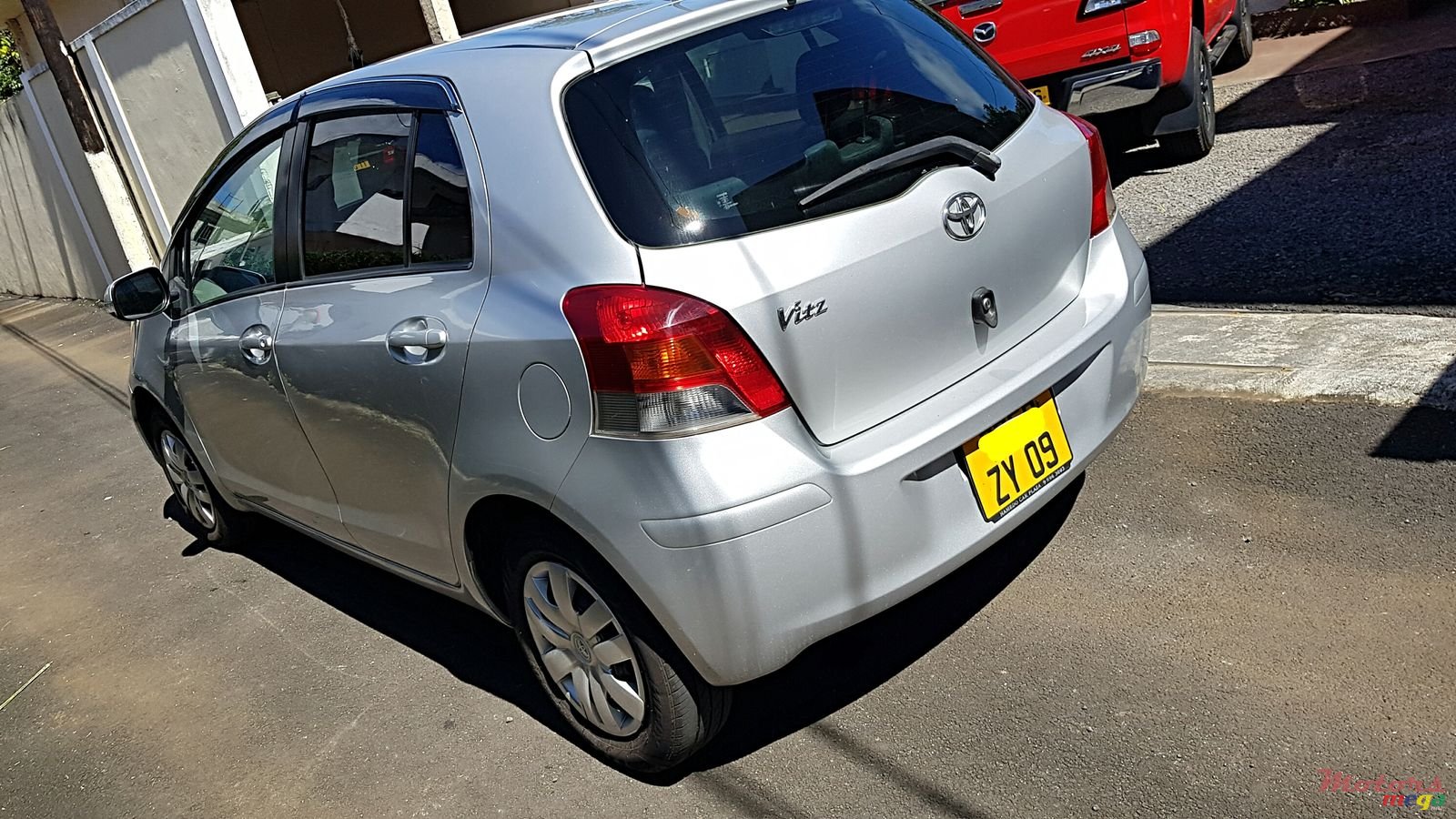 2009' Toyota Vitz 1300 photo #2