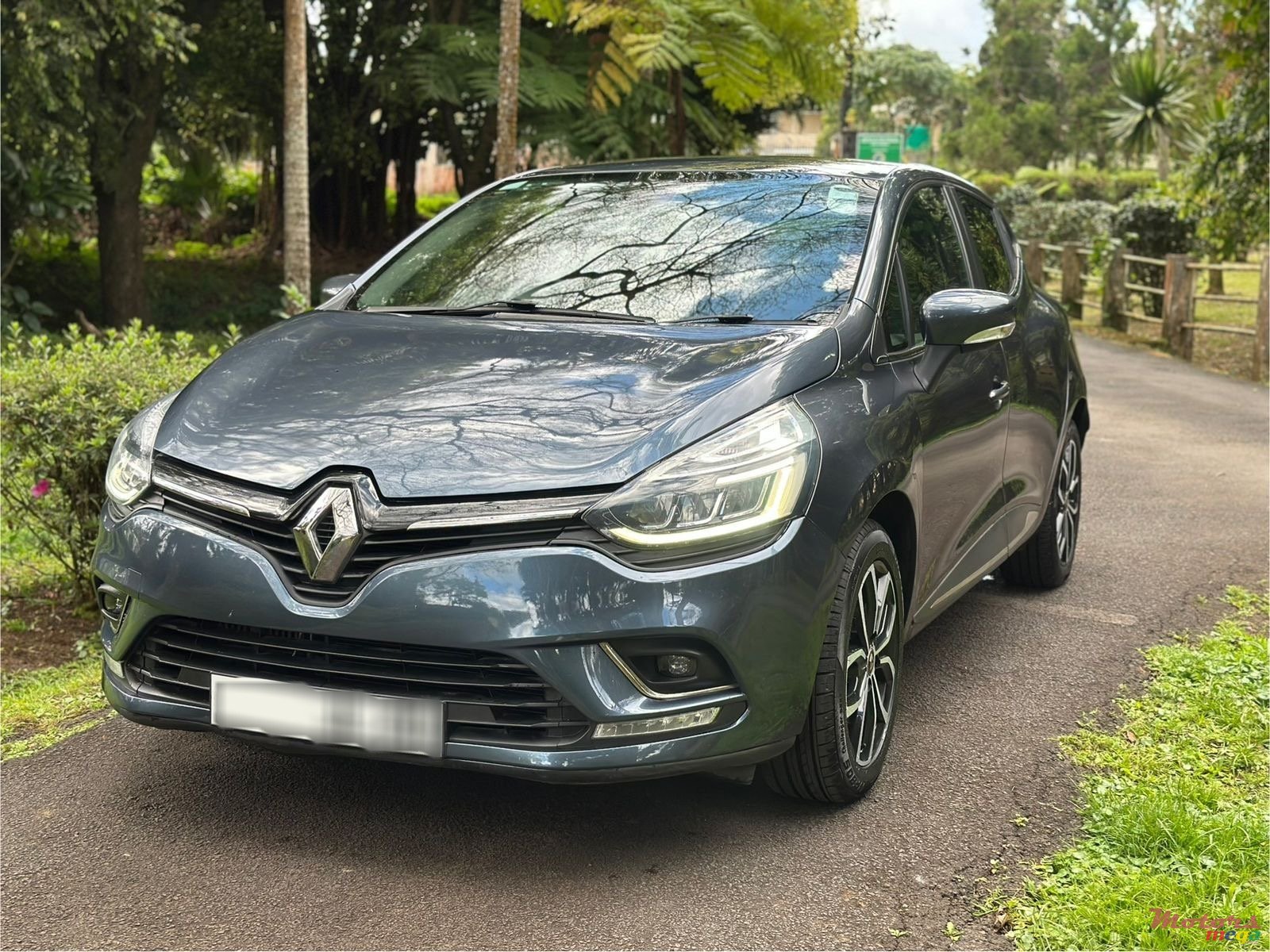 2020' Renault Clio intens photo #2