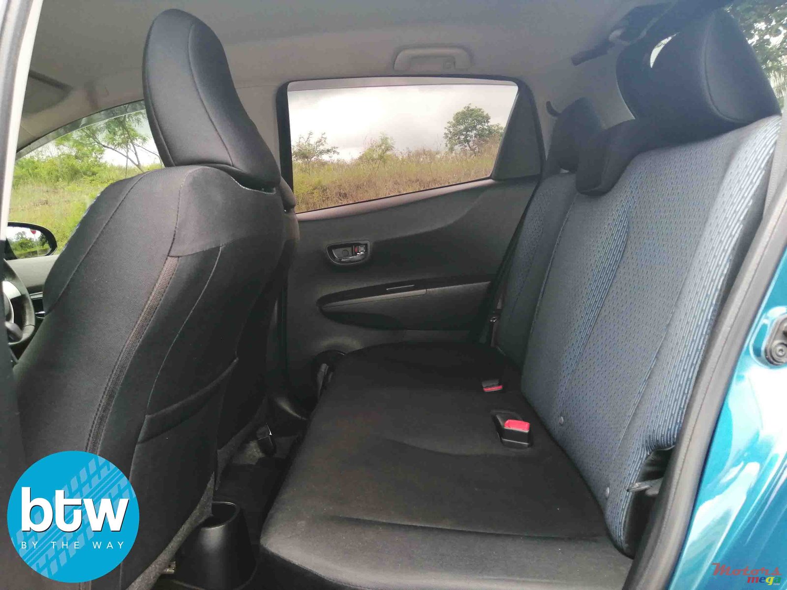 2013' Toyota Vitz photo #3