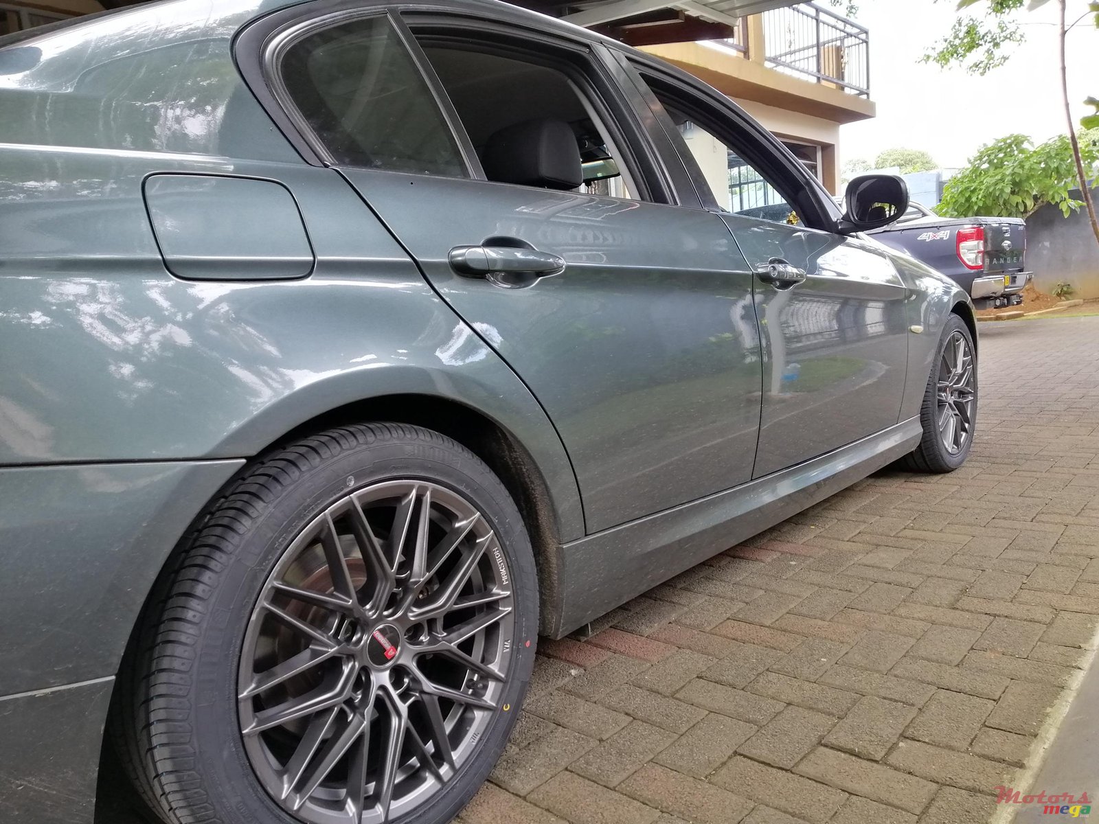 2011' BMW 3 Series photo #2