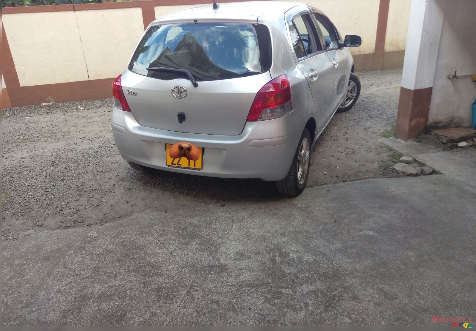 2011' Toyota Vitz photo #3