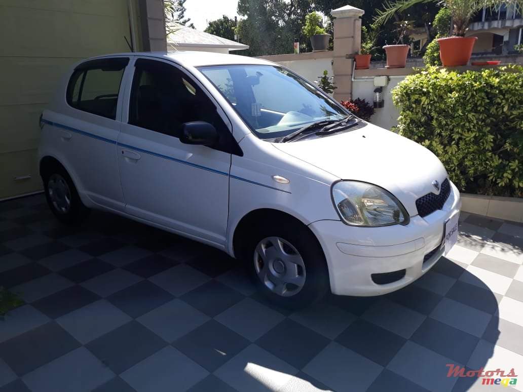 2004' Toyota Vitz photo #5