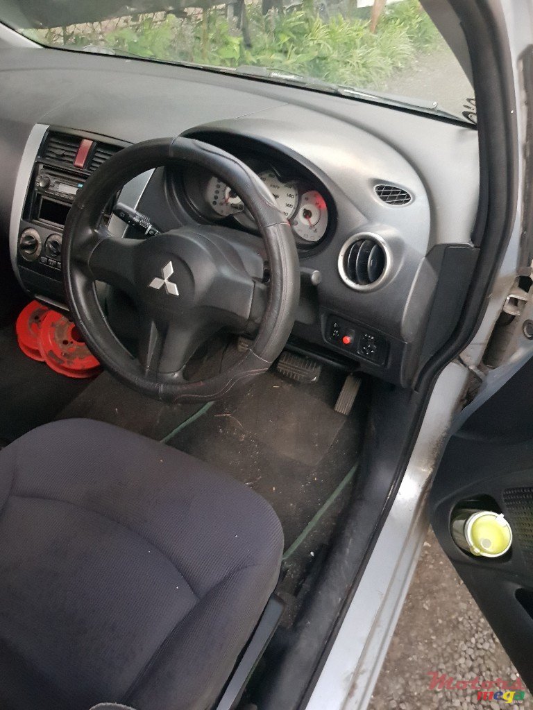 2006' Mitsubishi Colt photo #4