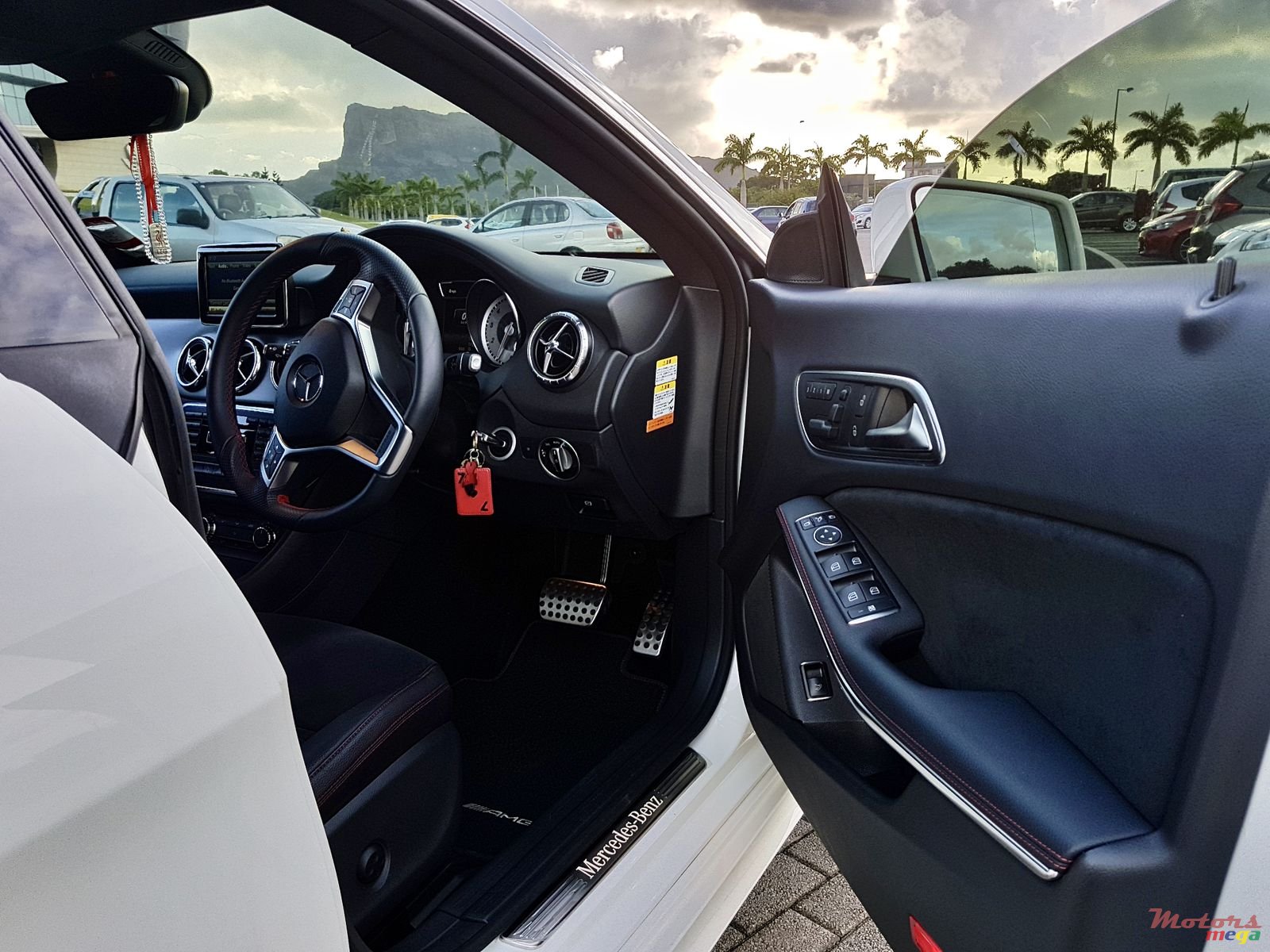 2014' Mercedes-Benz CLA 180 photo #4