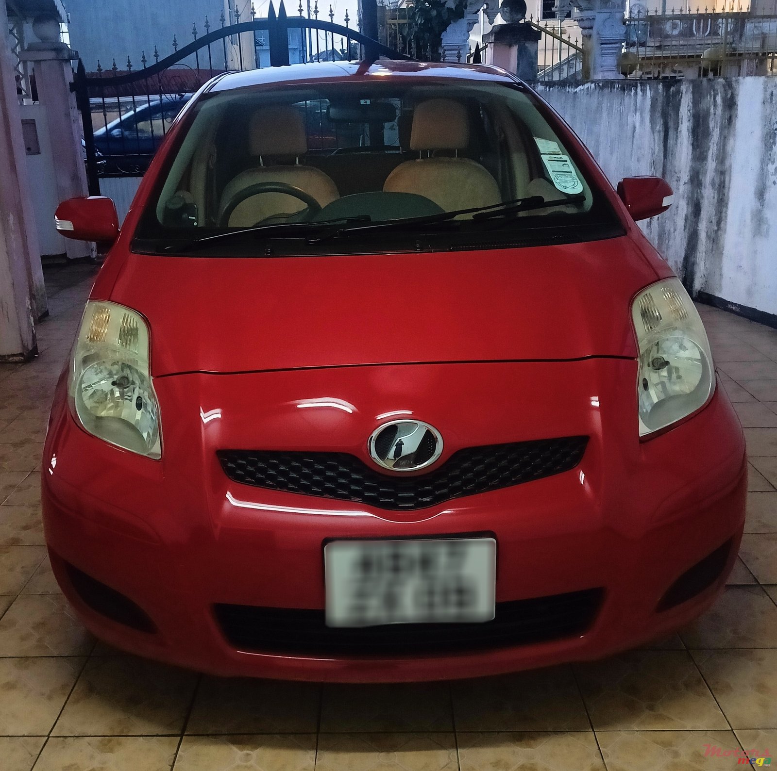 2009' Toyota Vitz photo #1