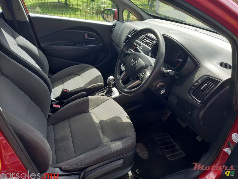 2015' Kia Rio 1.4 Hatchback photo #5