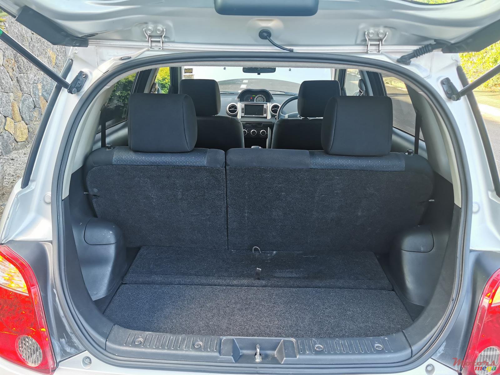 2006' Toyota IST photo #7