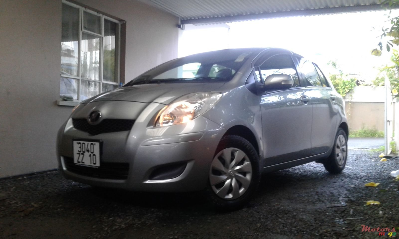 2010' Toyota Vitz photo #2