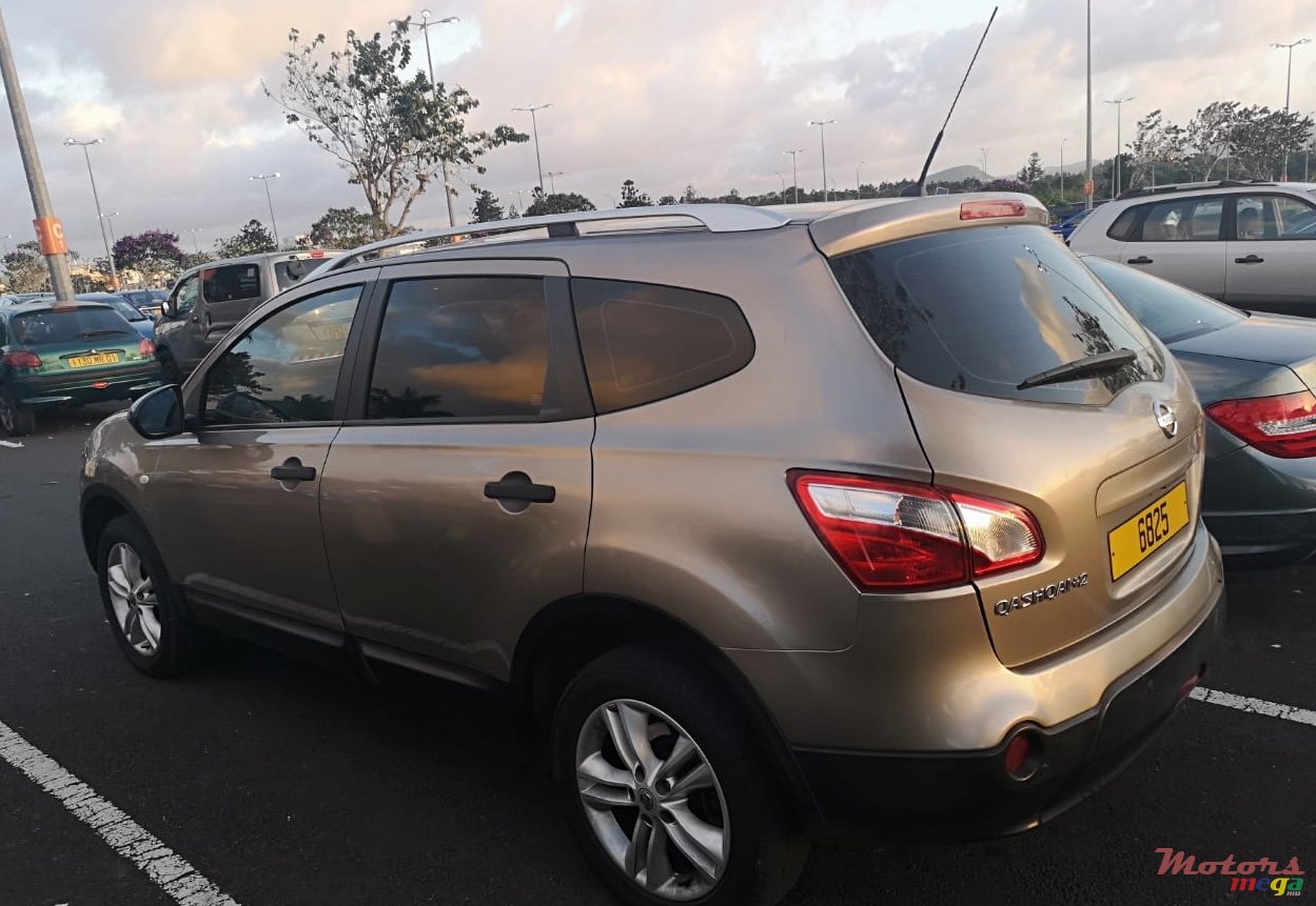 2010' Nissan Qashqai+2 photo #3