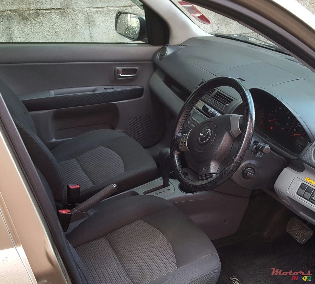 2006' Mazda Demio photo #5
