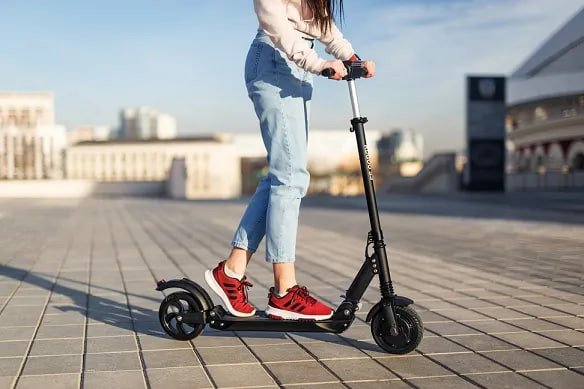 Deux-roues électriques : le port  du casque bientôt obligatoire