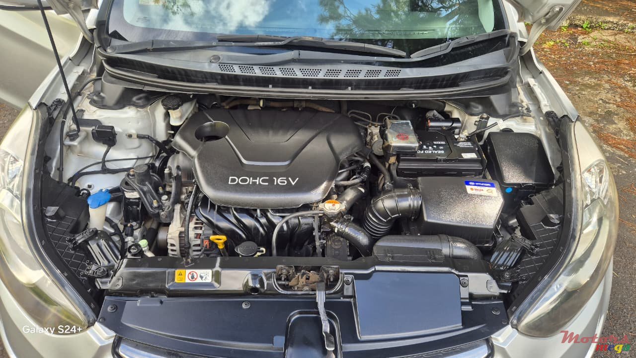 2013' Hyundai Elantra GLS photo #5