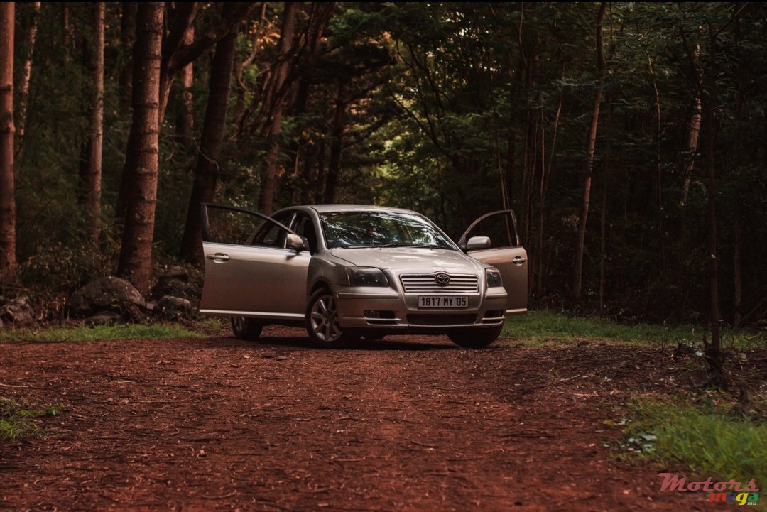 2005' Toyota Avensis photo #5