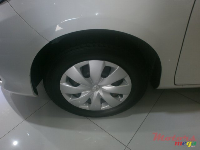 2013' Toyota Yaris Vitz JAPAN photo #6