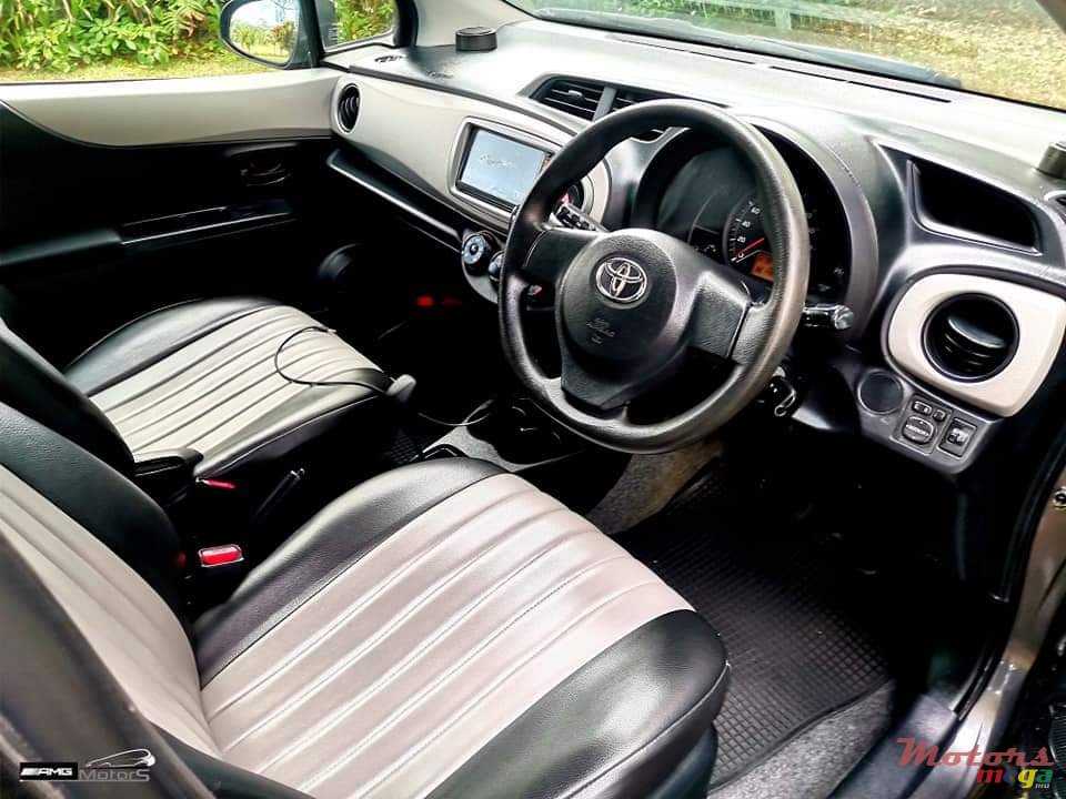 2011' Toyota Vitz photo #6