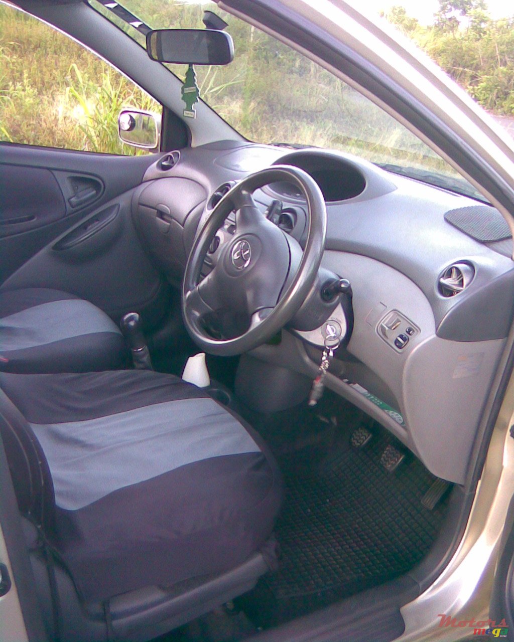 2002' Toyota Vitz photo #2
