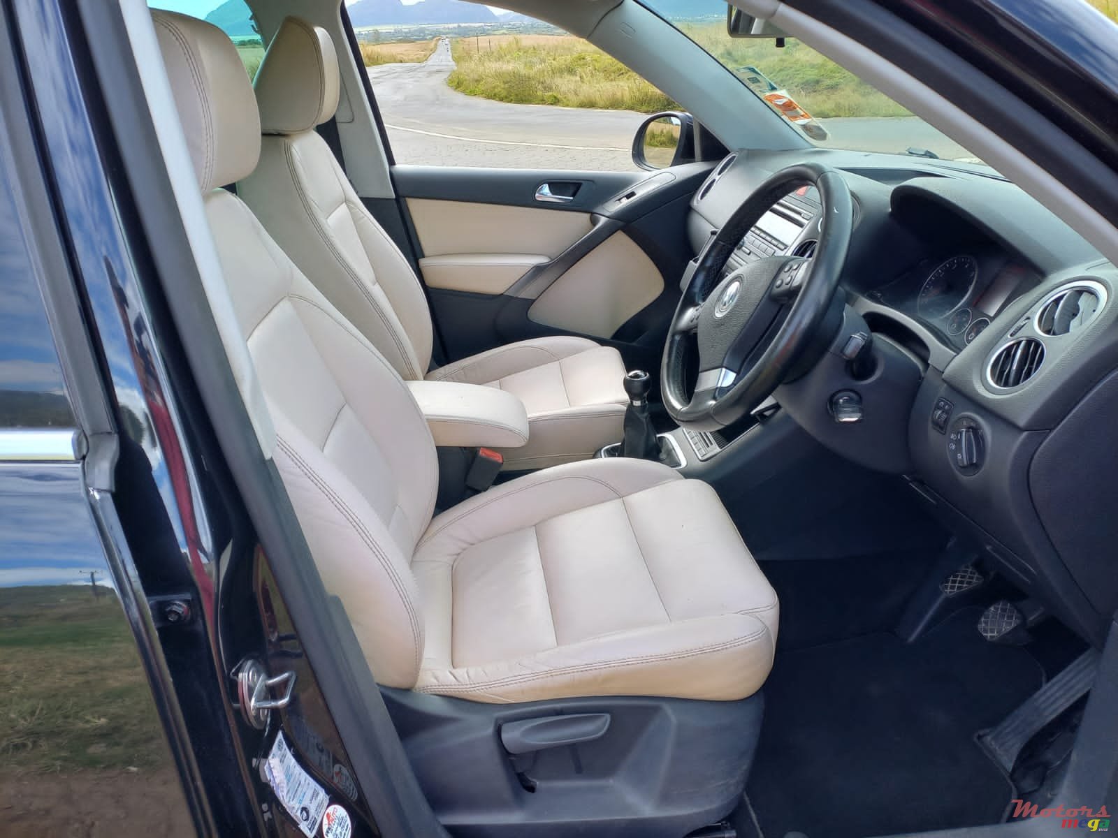 2010' Volkswagen Tiguan photo #7