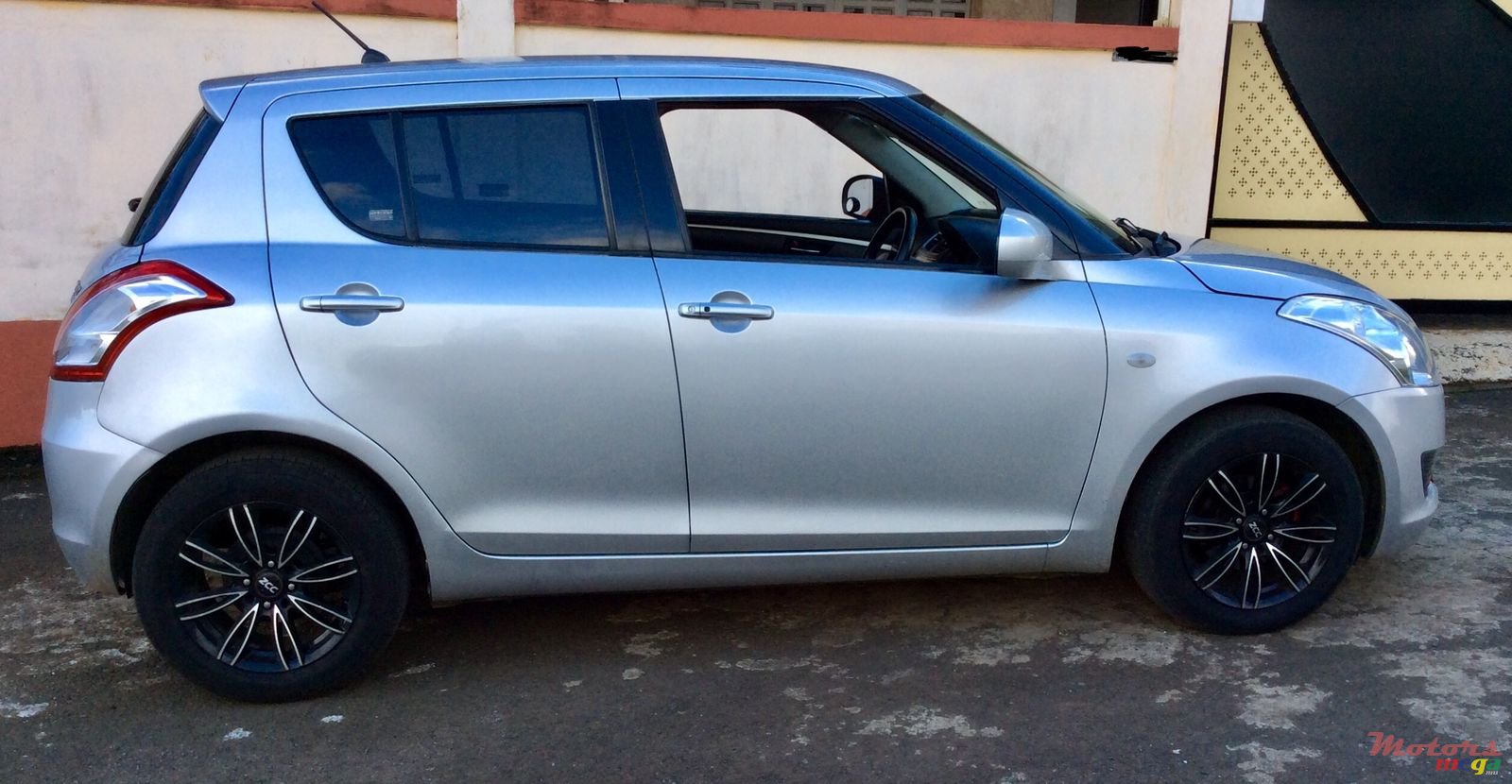 2013' Suzuki Swift photo #5