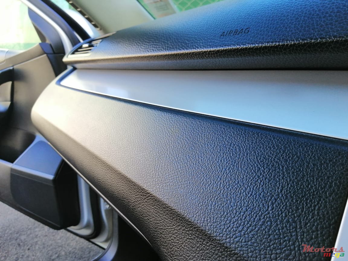 2008' Volkswagen Passat 2.0 TDi photo #3