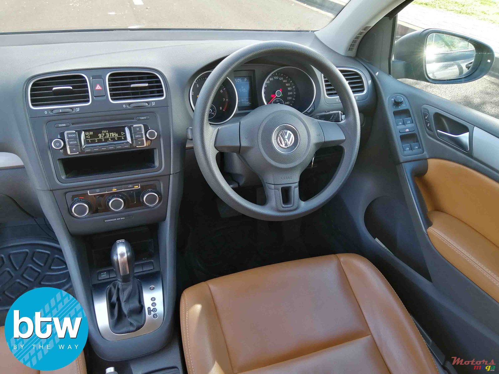 2011' Volkswagen Golf 1.6 Automatic photo #6