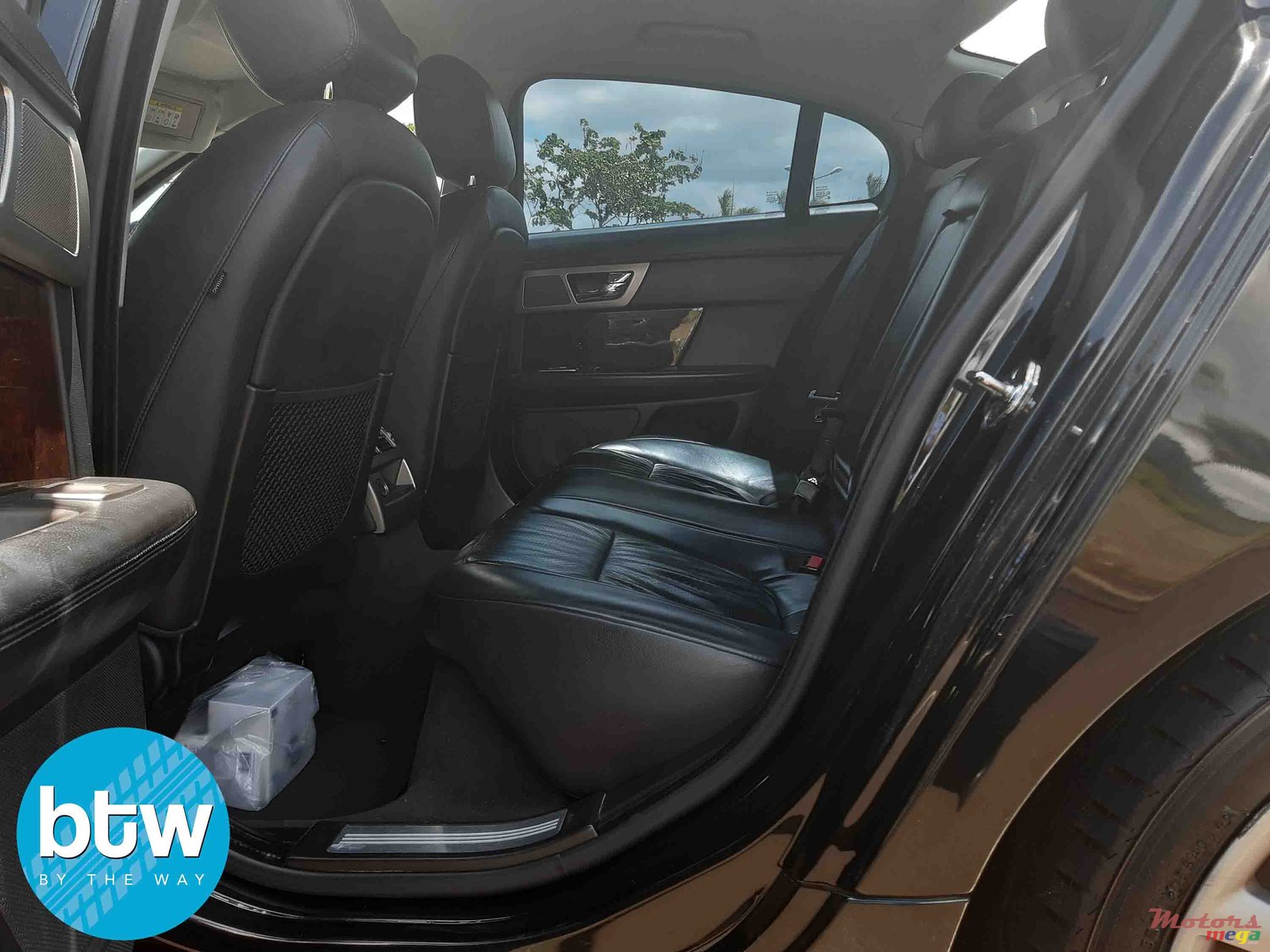 2011' Jaguar XF Sport photo #3