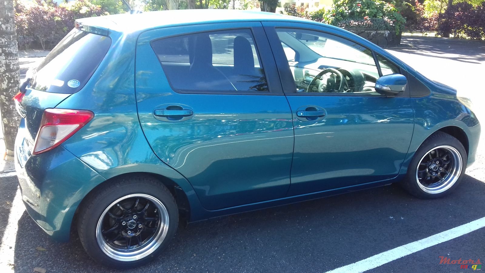 2011' Toyota Vitz photo #2